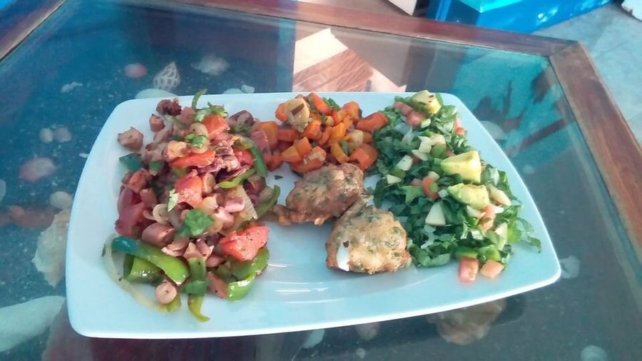 Poulpe de roche de Ponta do Sol, sauté à l'huile d'olive, ail et légumes de saison, accompagné de beignets aux herbes et fromage de chèvre, carottes au citron et gingembre et d'une salade composée.