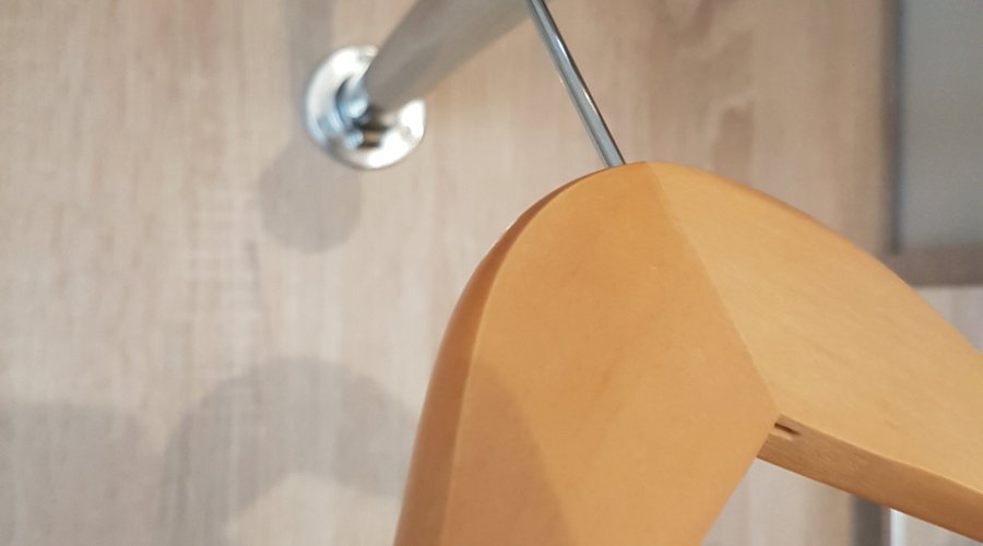Schöne Kleiderstange, leider nicht nutzbar, wenn man keine eigenen Kleiderbügel dabei hat.