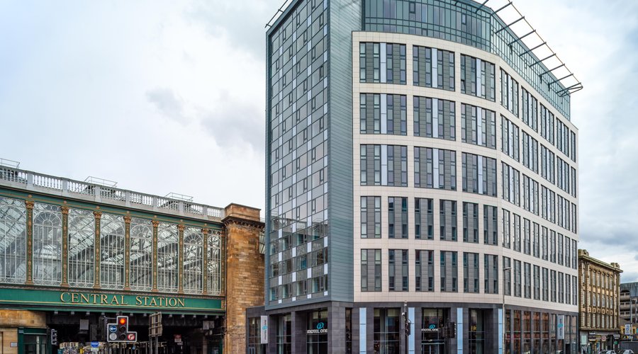 Motel One Glasgow is located in the heart of the vibrant city of Glasgow, right next to Glasgow Central Train Station.