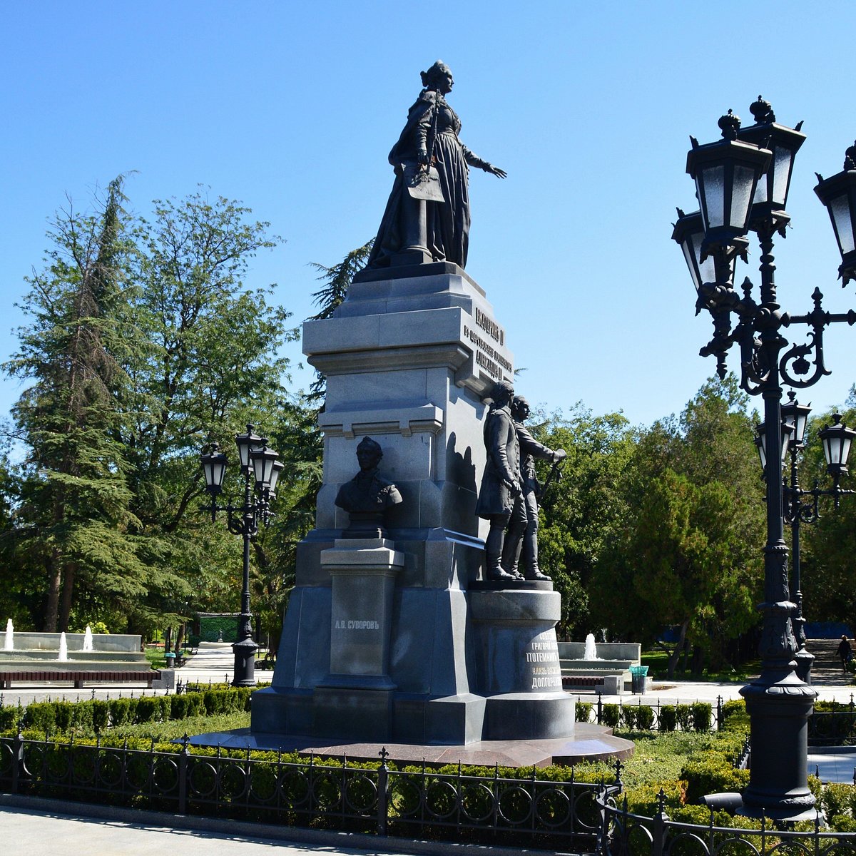 Памятник екатерине в симферополе. Памятник Екатерине II (Симферополь). Памятник Екатерине 2 в Симферополе. Памятник Екатерине Великой в Симферополе.