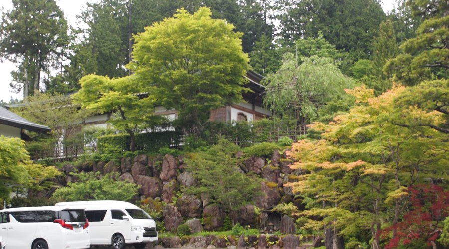 本堂は山の中腹にある