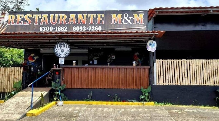 Comida muy sabrosa, riquísima, los mejores precios de la zona, variedad en platos y snacks, además de deliciosos cócteles y la mejor atención por parte de marvin castillo su anfitrión y propietario. Restaurante muy familiar.
