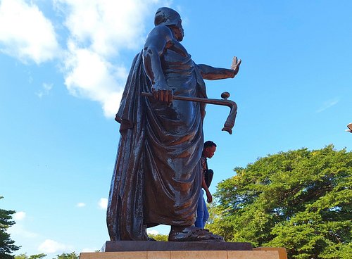 La statue du monument e prend - Cotonou Aéroport