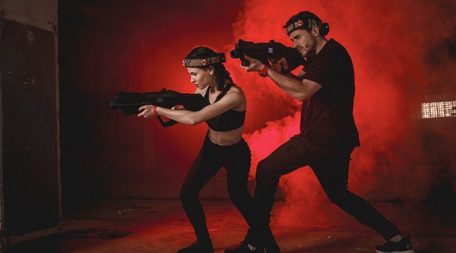 Lasergame hos FunCenter foregår indenfor på vores store bane, og vi optimerer ofte vores udstyr så i har de nyeste våben på markedet at spille med! Så tag vennerne eller familien med til en omgang sjov Lasergame