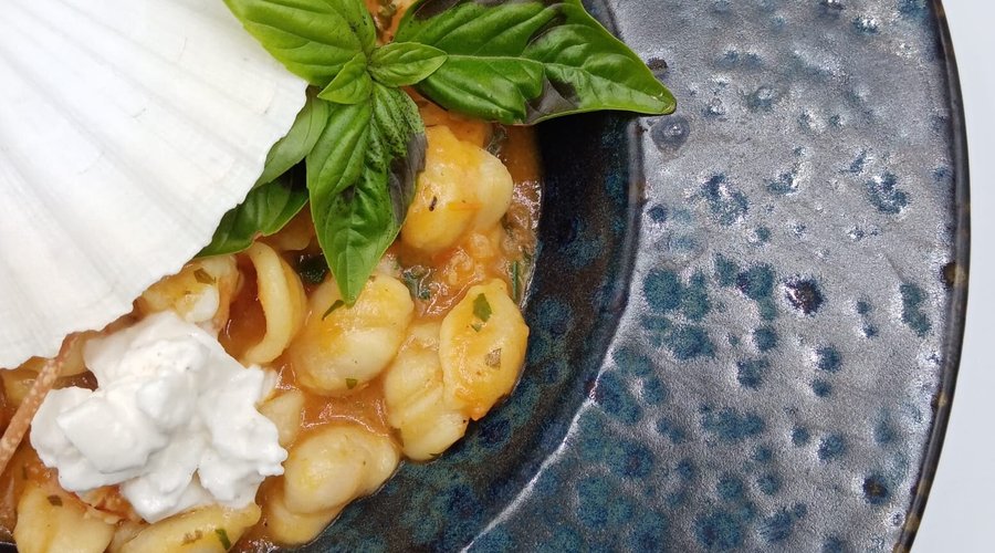 Orecchiette di grano duro, polpa di gambero rosso, datterino giallo confit, stracciatella di bufala e bottarga di Cabras di lago.