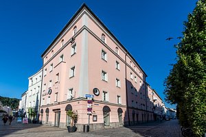 Premier Inn Passau Weisser Hase hotel in Passau, image may contain: Corner, Street, City, Villa