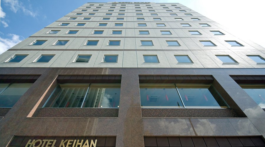 【外観】HOTEL KEIHANのロゴが目印です♪