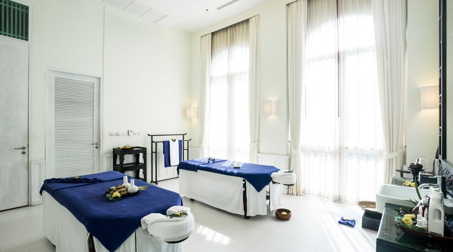 Daylit treatment room in room with heigh ceiling