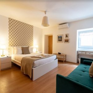 Quarto Bom Jesus: Amplo quarto com cama de casal Queen size e Sofá cama para Solteiro (1 pessoa). Quarto interno, silencioso, boa janela/ventilação e com vista para os fundos.
Equipado com ar condicionado inverter (Aquecimento e frio), TV  a cabo com vários canais e casa de banho compartilhada, a porta da casa de banho fica exatamente ao lado da porta deste quarto.