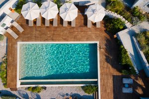 Pool & Beach