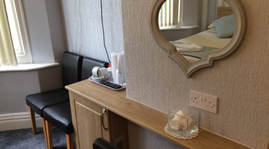 BEAUCLIFFE CONTINENTAL - Prices & Guest house Reviews (Blackpool, England)