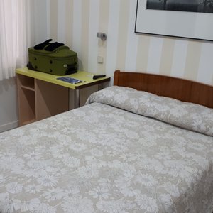 La cama grande y con un colchón y almohadas muy cómodos
