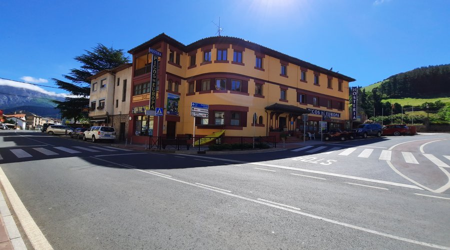 Fachada y situacion de la Hosteria