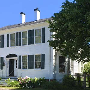 Porters Landing Guesthouse is a 1796 Inn in Freeport, Maine