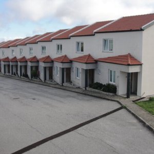 Os quartos, vistos desde o edifício da receção.