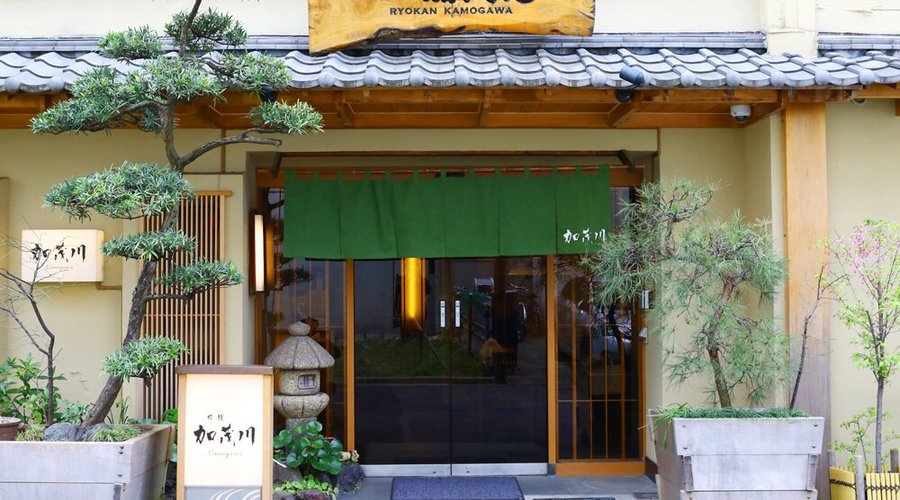 全十室の小旅館で『密』を回避。一歩玄関を出ると、右手には東京スカイツリーを望めます。浅草寺の参道までわずか30秒。全室和室で、旅の疲れをゆっくりと癒すことができます。観光の拠点に是非ご利用ください。