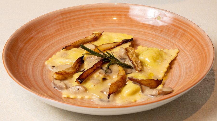 Ravioli con funghi porcini freschi e rosmarino 