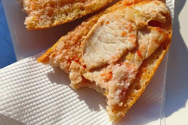 Pedimos un bocadillo de Lomo y el Lomo era casi inexistente. Bocadillo cutre con el pan que parecía chicle. No vuelvo en mi vida. El servicio arisco y sin ganas de trabajar. El peor Rest de Torredembarra