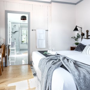 Chambre avec salle de bain privée adjacente