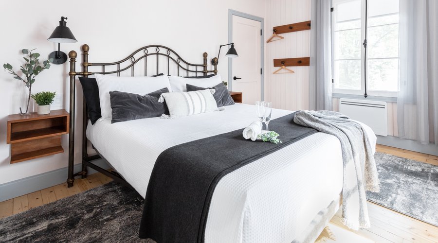 Voici votre chambre avec lit double mécanisé et matelas de mousse mémoire très confortable. Vous avez également un magnifique salle de bain PRIVÉE adjacente. 