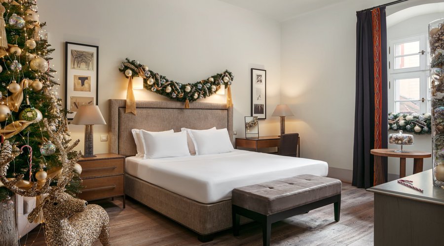 Enjoy the sparkles & opulent decoration of our luminous Christmas room.Christmas. Premium Room amenities:
Christmas delicacies
Christmas present under the tree
Daily breakfast for 2 per room in restaurant
Limousine round-trip airport transfer
Fresh flowers