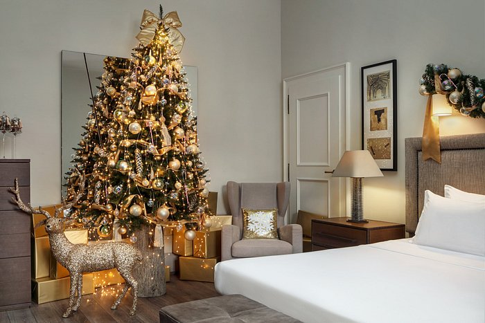 Enjoy the sparkles & opulent decoration of our luminous Christmas room.Christmas. Premium Room amenities:
Christmas delicacies
Christmas present under the tree
Daily breakfast for 2 per room in restaurant
Limousine round-trip airport transfer
Fresh flowers