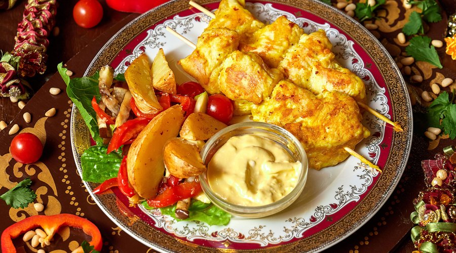Мург ресми кебаб, кусочки куриного филе в нутовой панировке, с молодым картофелем и жаренными овощами.