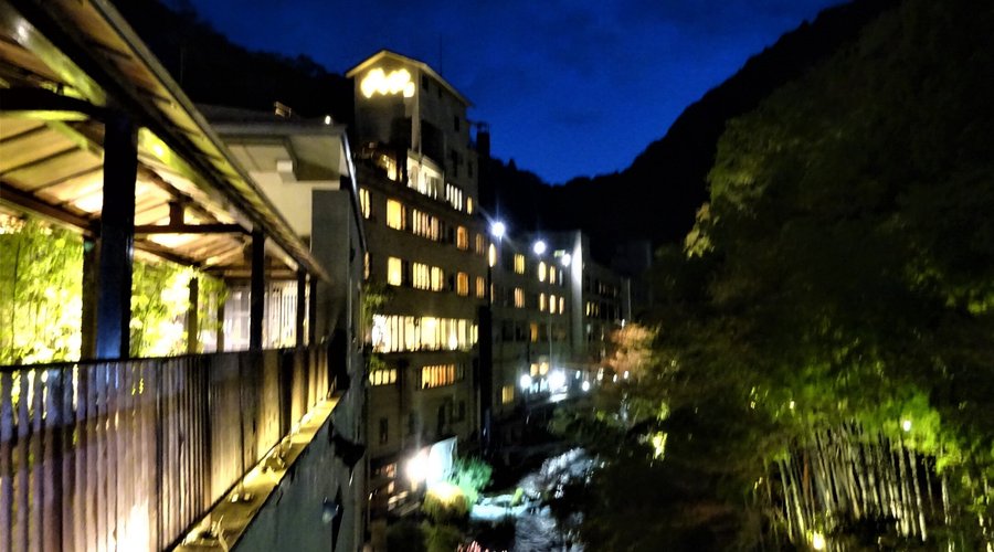 川沿いに建つ