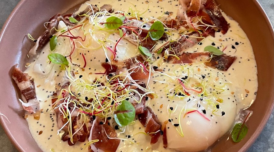 Œufs pochés, crème parmesan et jambon bellota
