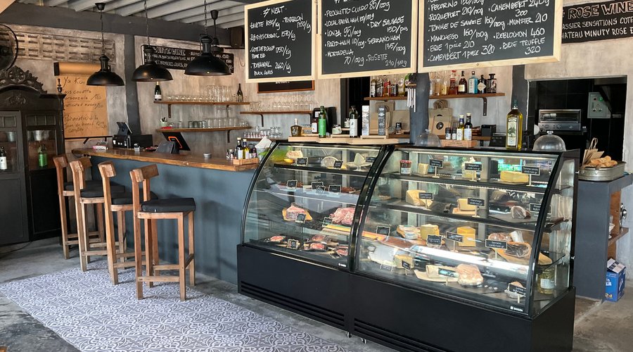 Karma Deli is your market restaurant in the fisherman’s village Bophut. 
Dine in or take away, we try to use organic and hydroponic products everyday because we need to eat good only. 
#meatlovers # cheeselovers #eatgoodonly