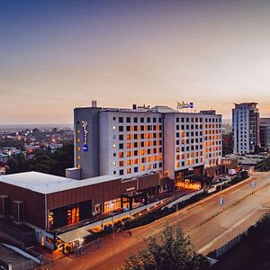 Radisson Blu Hotel, Nairobi Upper Hill in Nairobi, image may contain: Office Building, Hotel, City, Convention Center
