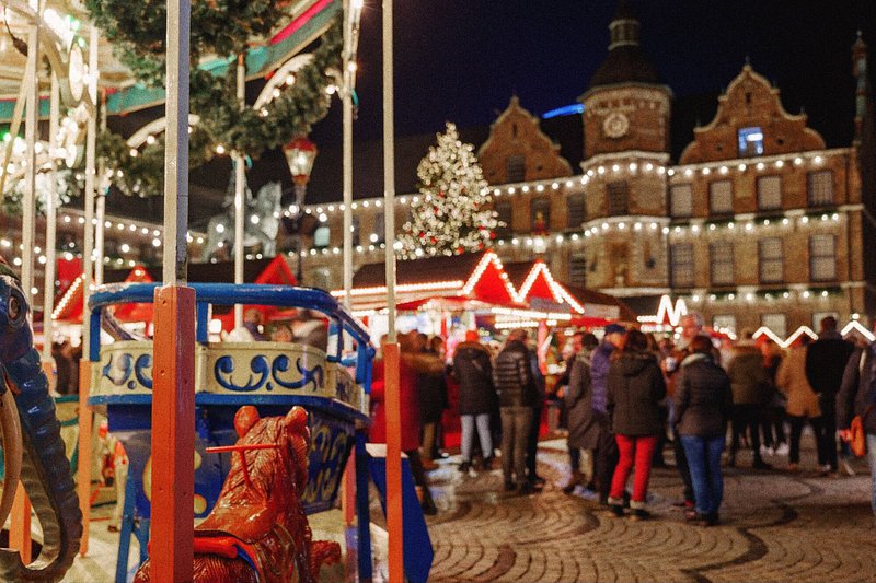 Een draaimolen op de Handwerker-Markt op de kerstmarkt van Düsseldorf