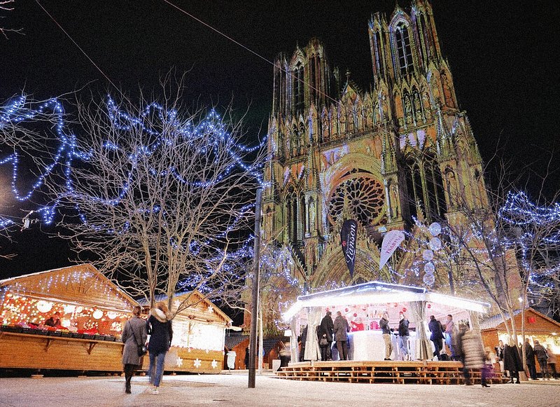 Katedralen Notre-Dame de Reims julmarknad i Frankrike