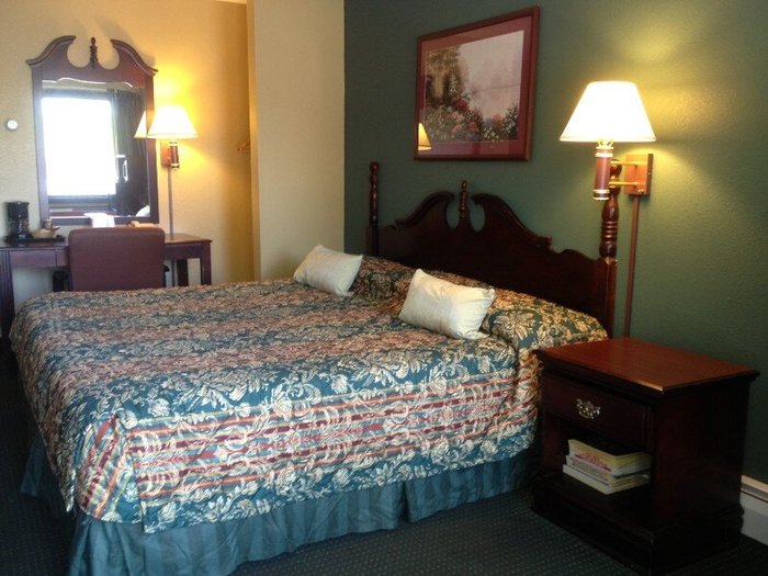 RED CARPET INN ORCHARD PARK - Motel Reviews, Photos, Rate Comparison ...