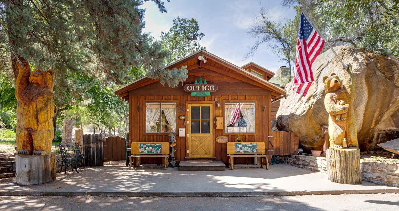 WHISPERING PINES LODGE (Kernville, Californië) - foto's, reviews en ...