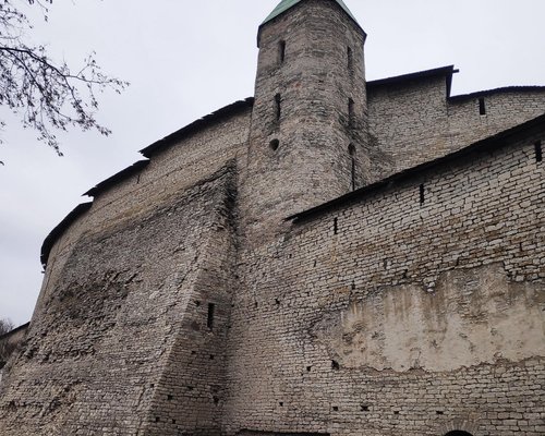 Как выложенная кирпичная кладка зубцов кремлевской стены