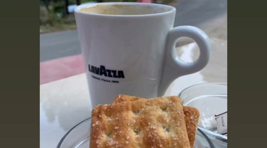 A perfect latte with a sugar cracker