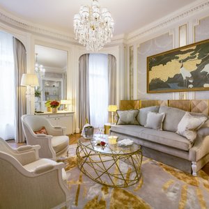 Prestige Suite living area / Suite Prestige petit salon