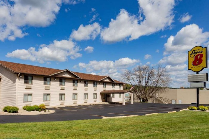 decorah cheap hotels