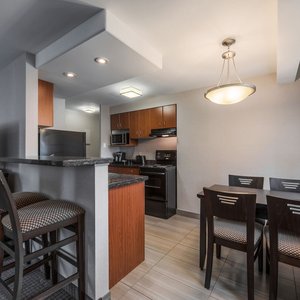 Coast Calgary Downtown Hotel &amp; Suites By APA, hotel in Calgary