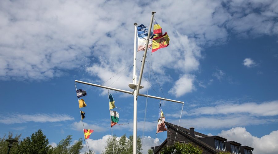 Fahnenmast vor dem Hauptgebäude