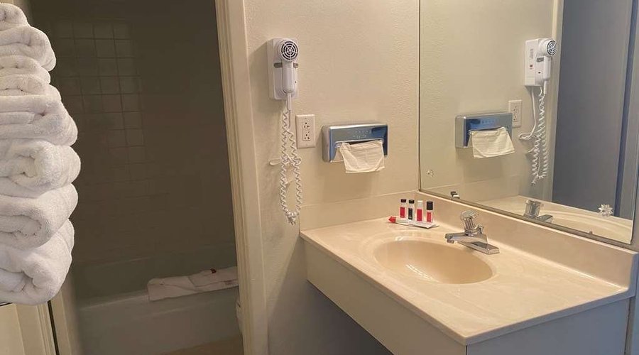 Guest room bath