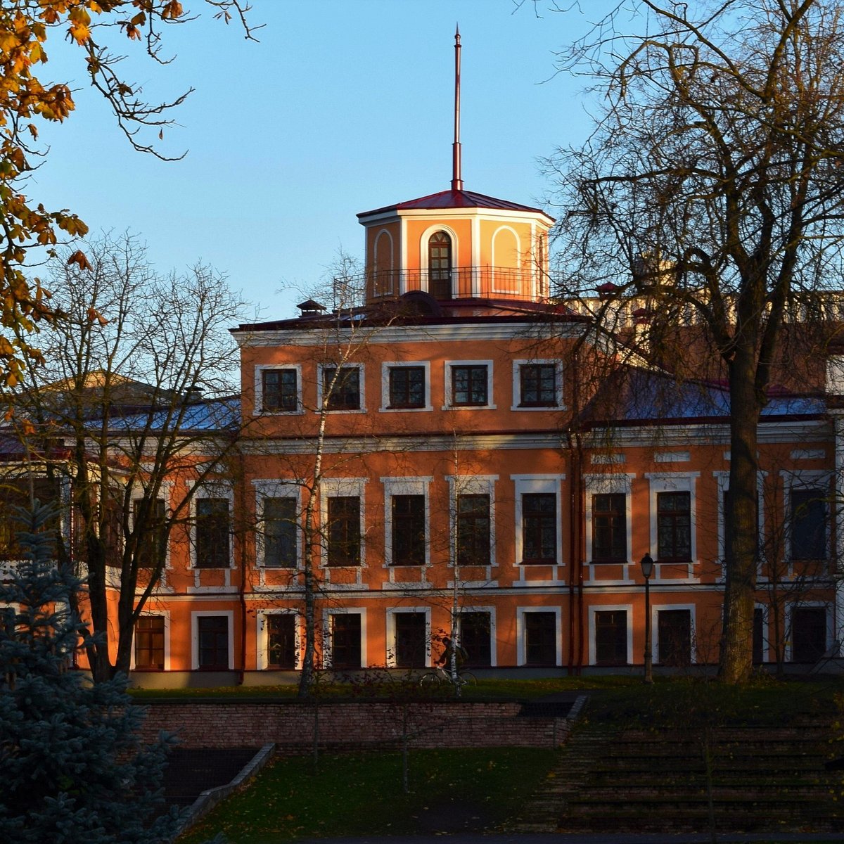 Псковский дом губернатора. Дом свободы Псков. Псковский дом губернатора фото.