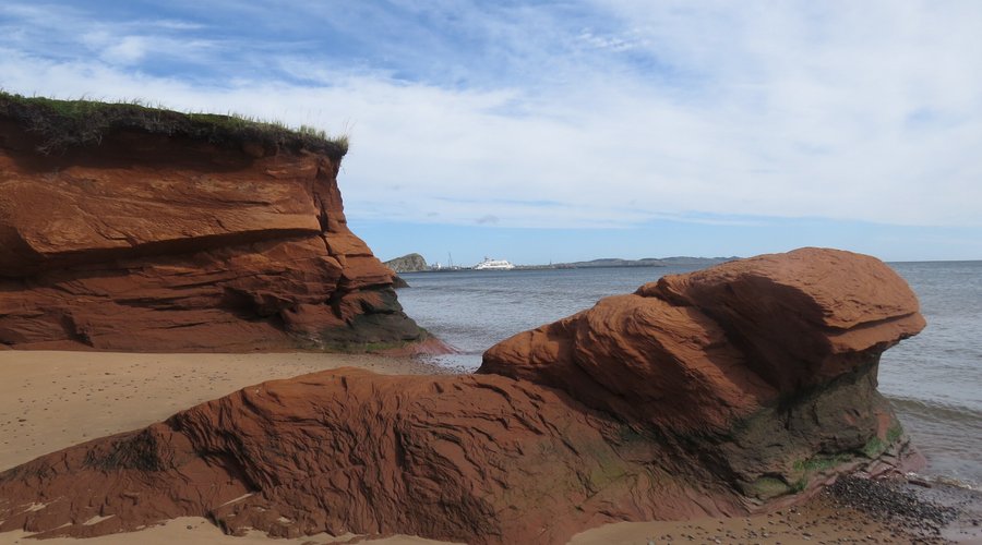 Plage longeant le Sentier du Littoral derrière la station de police de la Sécurité du Québec, Cap-aux-Meules, Îles-de-la-Madeleine, QC, Canada (septembre 2021)
