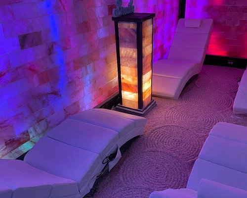 https://dynamic-media-cdn.tripadvisor.com/media/photo-o/21/85/2f/39/massage-chairs-with-heat.jpg?w=500&h=400&s=1