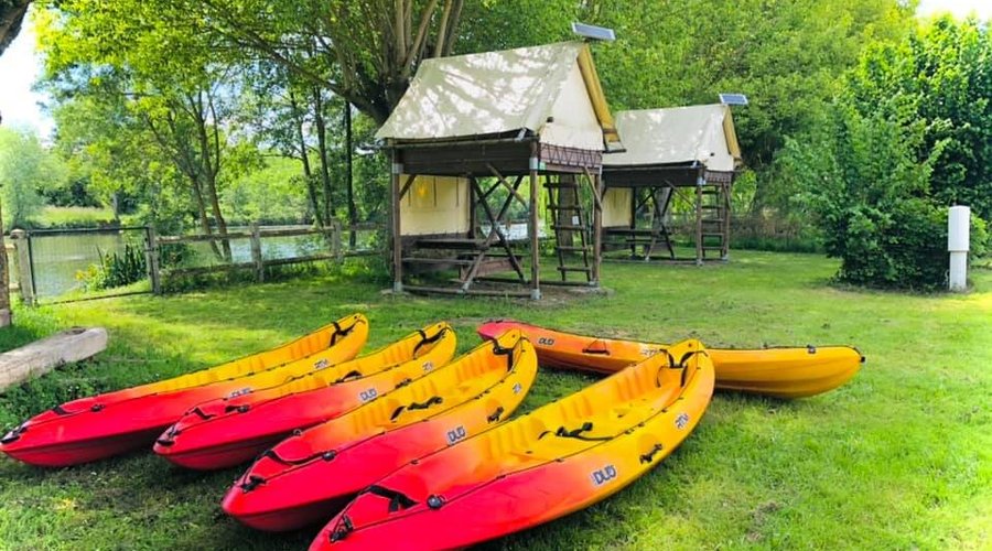 tente bivouac en bord de rivière 