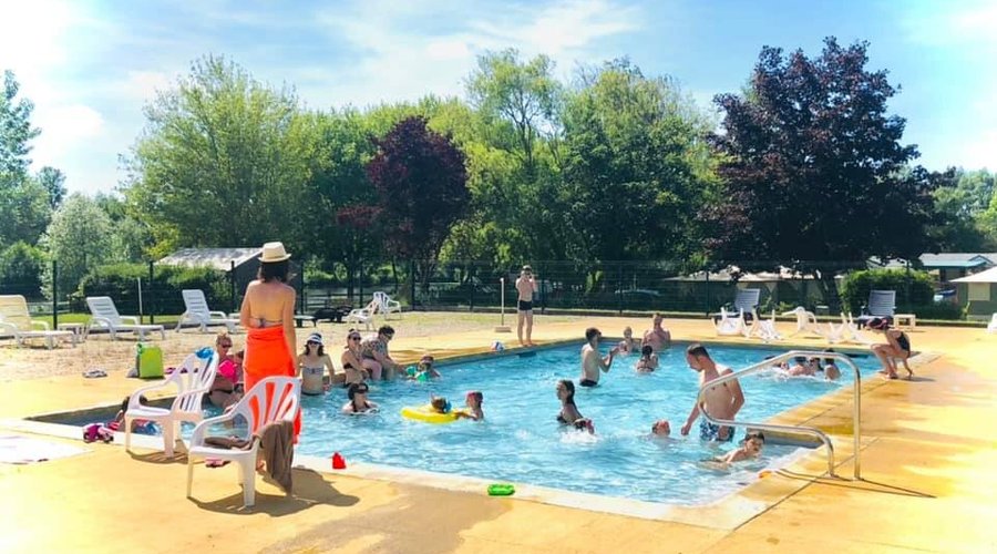 un espace piscine et transat 