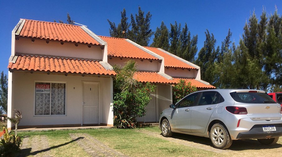 Conforto e privacidade a 100 metros da praia. Estacionamento no pátio.