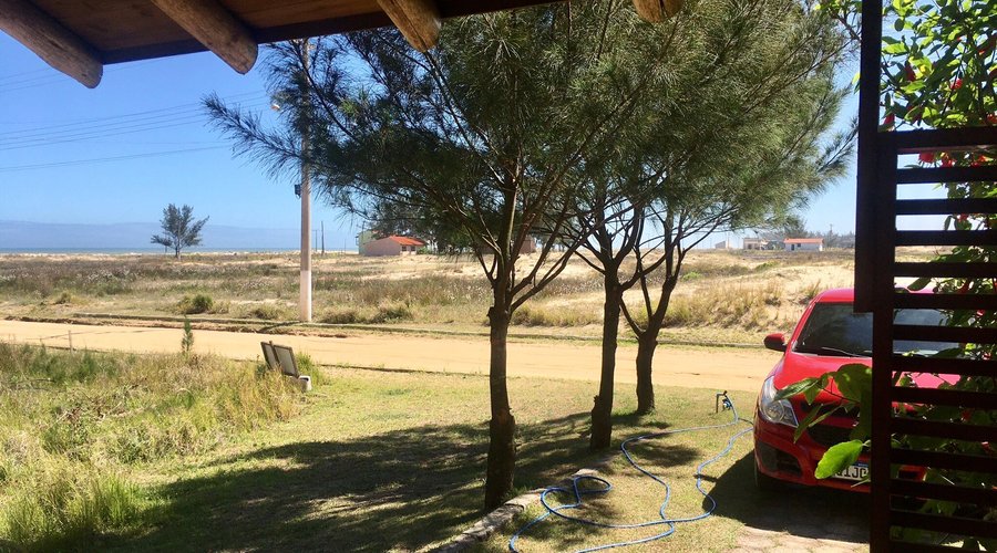 As casas ficam muito perto da praia, com vista total do mar! Um belo visual!