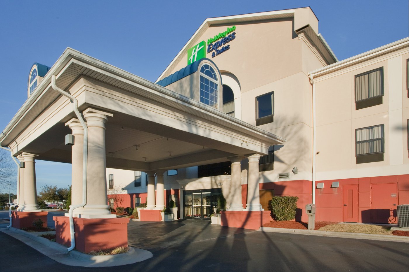 HOLIDAY INN EXPRESS & SUITES LAURINBURG, AN IHG HOTEL 118 (̶1̶4̶6̶